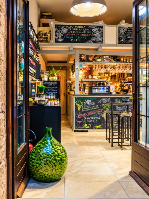 corniglia-cinque-terre-italian-wine-bar-interior