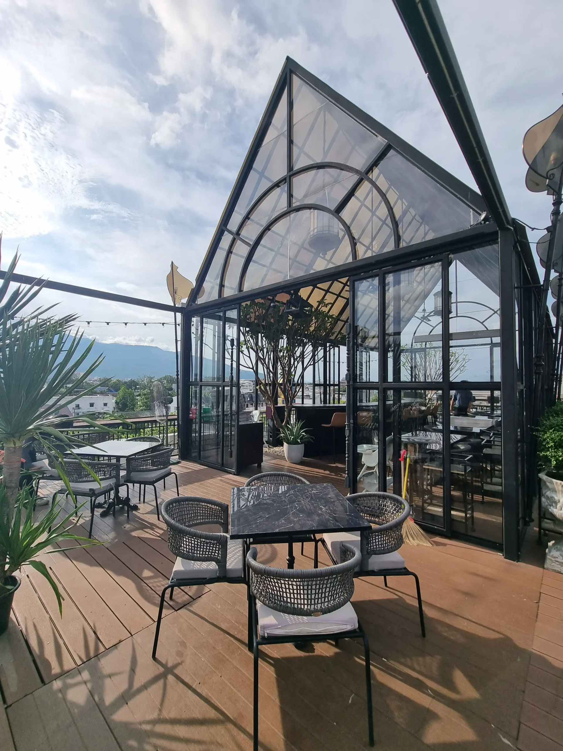 Inside space on the roof (1)