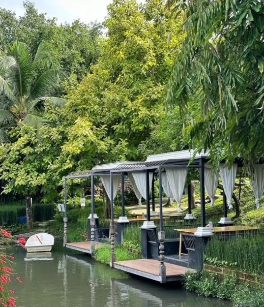 fleur cafe boat on lake