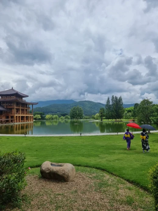 Hinoki Land, greenery, women in kimonos