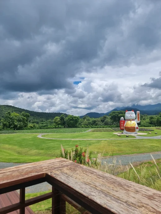 Hinoki Land, waving cat hand