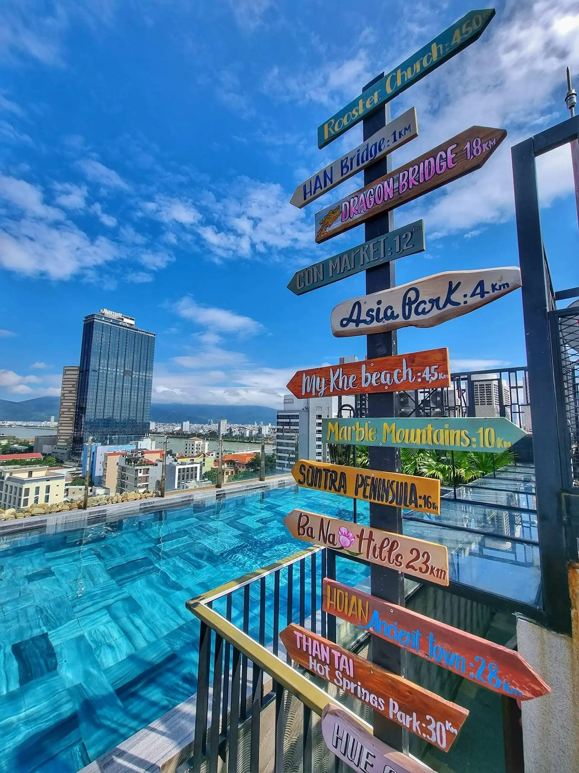Seahorse-Hostel-Danang-rooftop-pool-signs