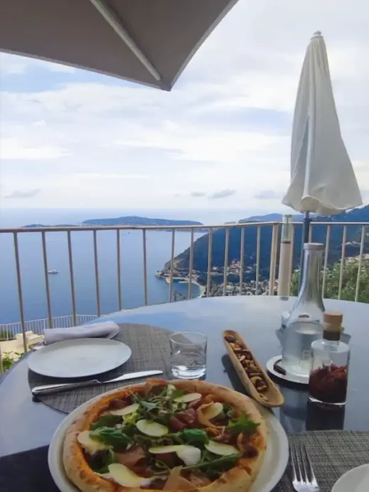lunkch pizza, day in Èze