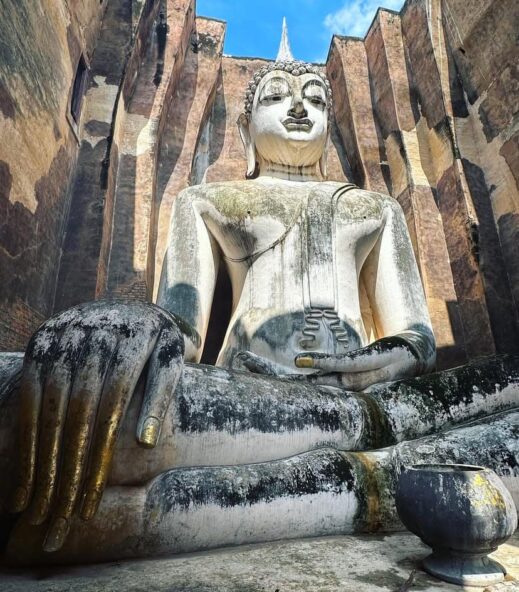 Phra Achana Wat Sri Chum gold hand