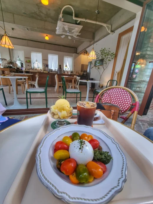 Stacey, tomato and mozzarella cheese, eating alone, Daegu, Little & Big Cafe