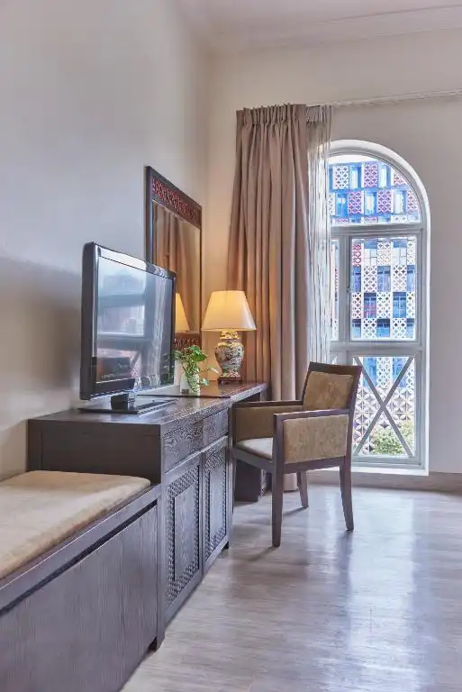 Village Albert Court Hotelchair window