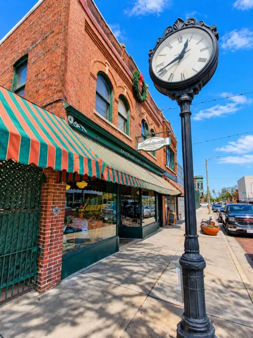 Galesburg, Landmark Cafe Street Clock Scene