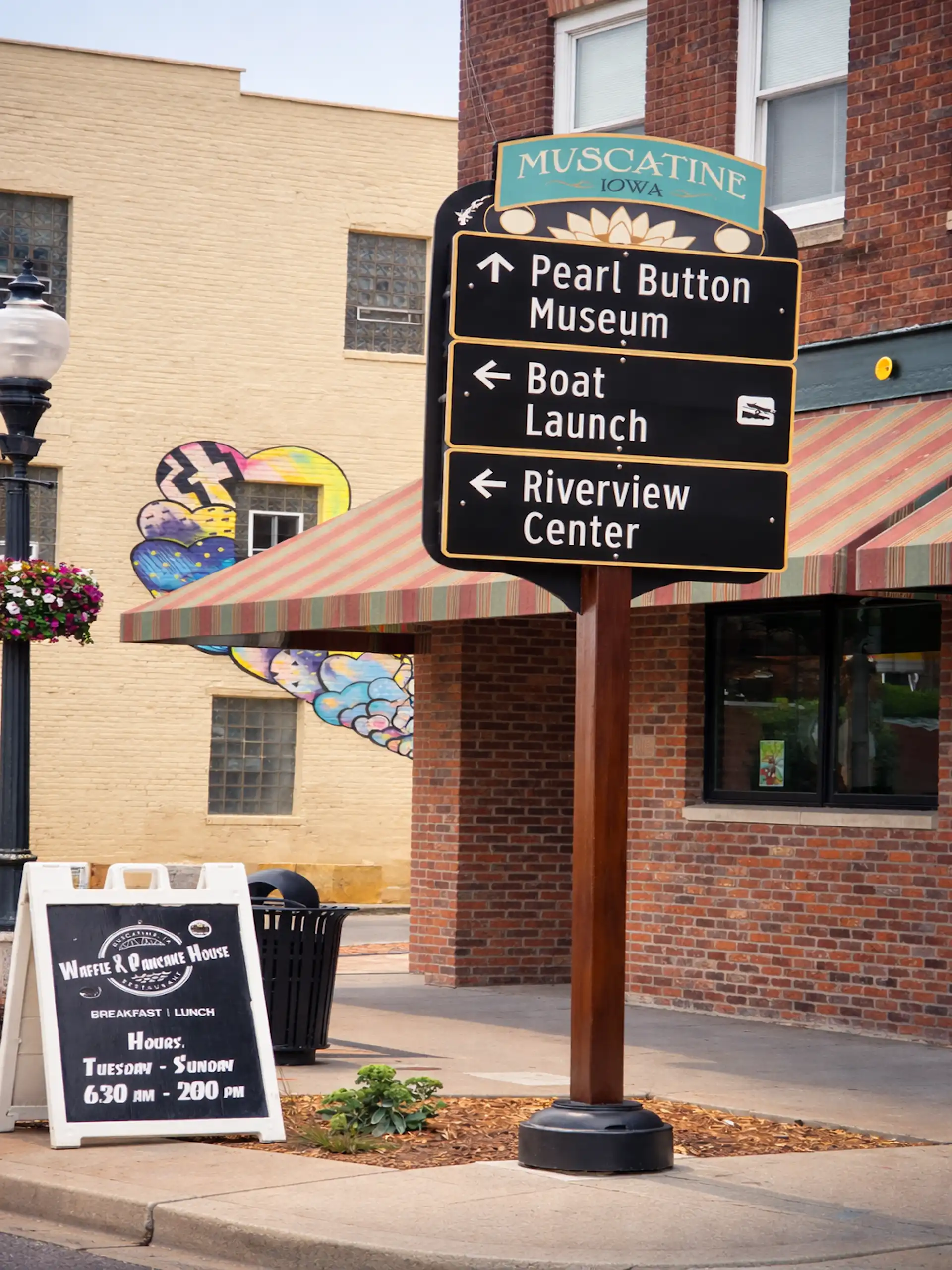 Directional sign in downtown Muscatine