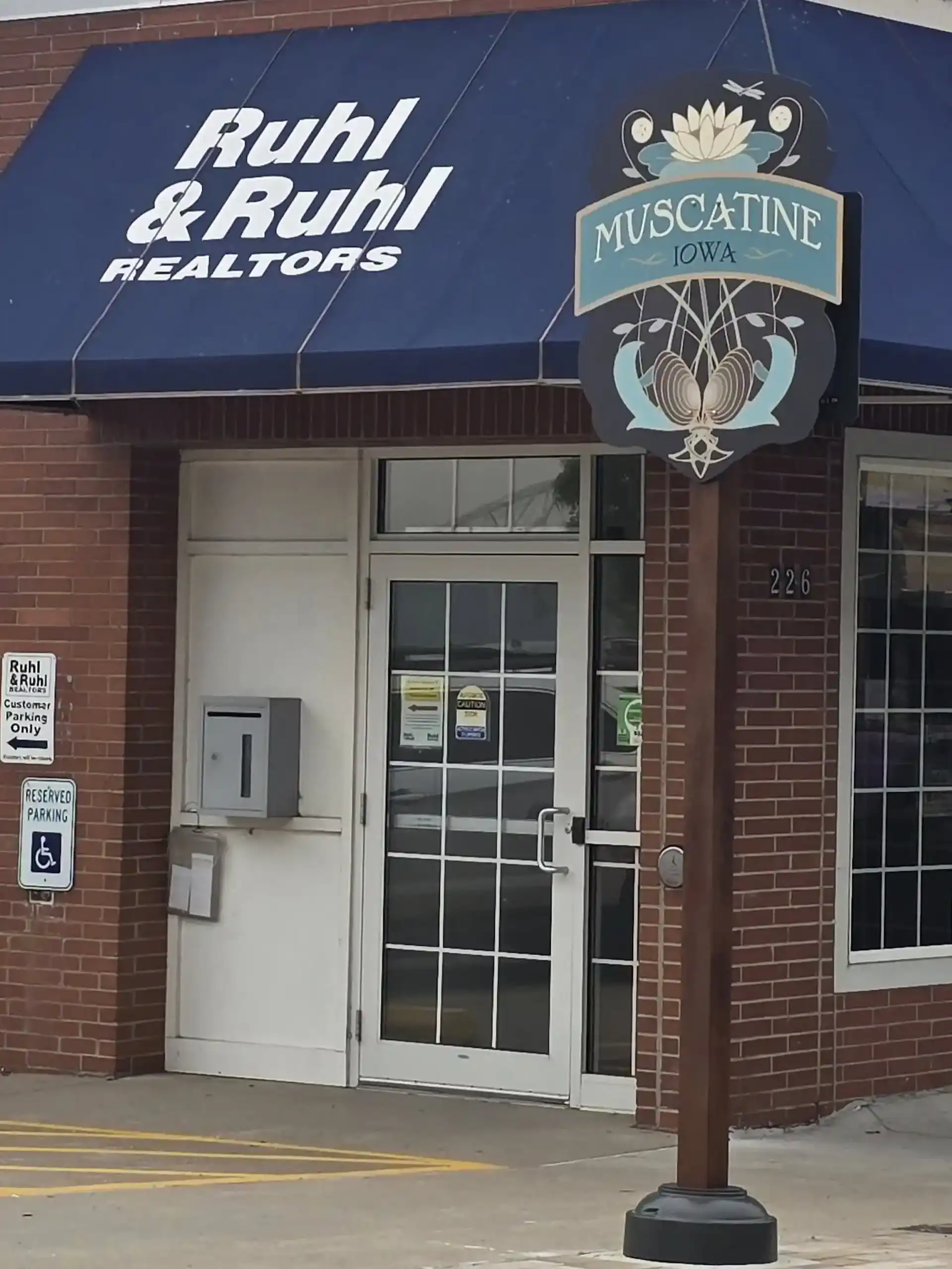 Directional sign in downtown Muscatine