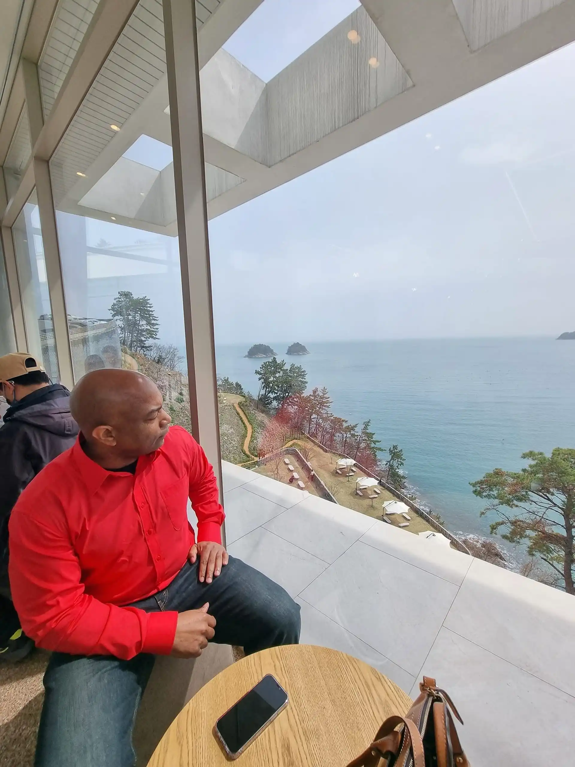 Moi Fin Cafe Yeosu South Korea Steven at window