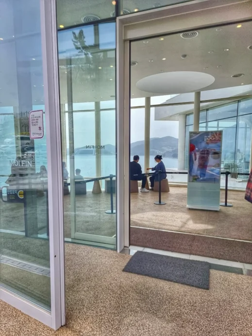 Moi Fin Cafe Yeosu South Korea open door seating
