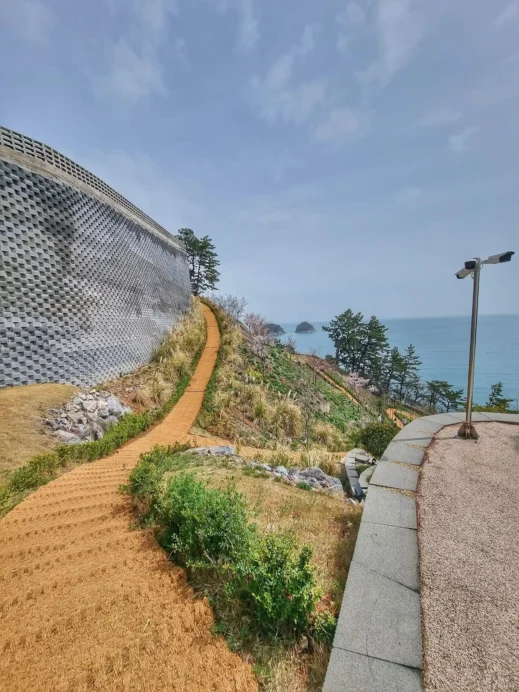 Moi Fin Cafe Yeosu South Korea trails patio