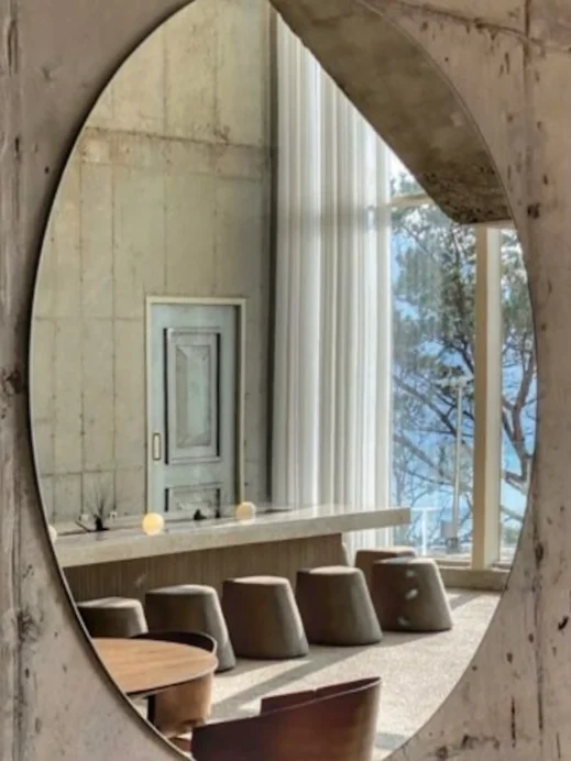 Oval-mirror-at-Moi-Fin Cafe Yeosu