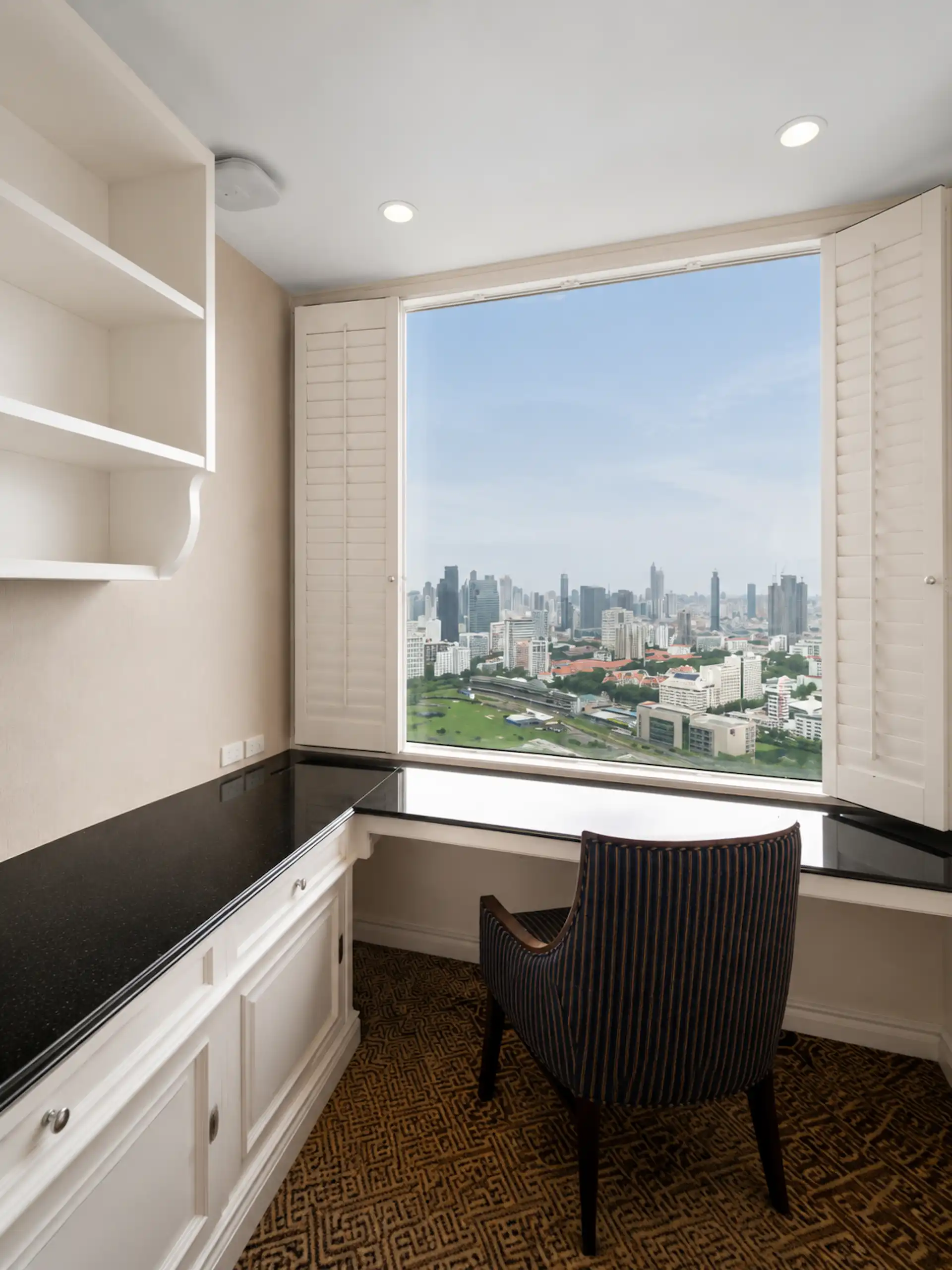 Grande Centre Point Hotel Ratchadamri desk window