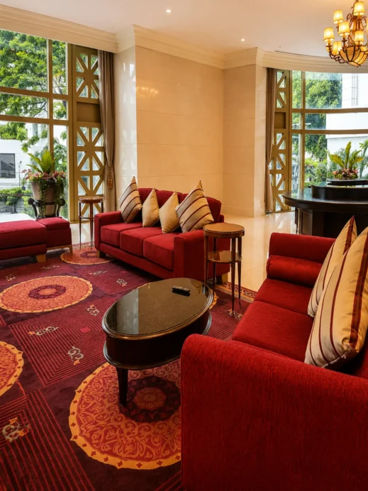 Grande Centre Point Hotel Ratchadamri red lounge