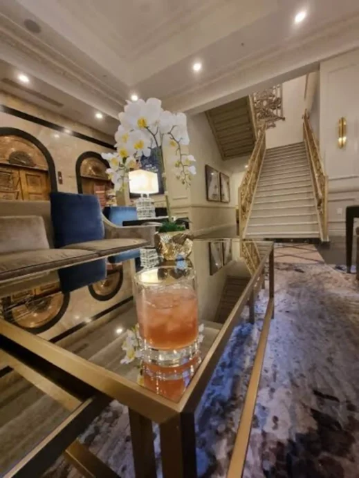 Hotel St Louis drin k elevators