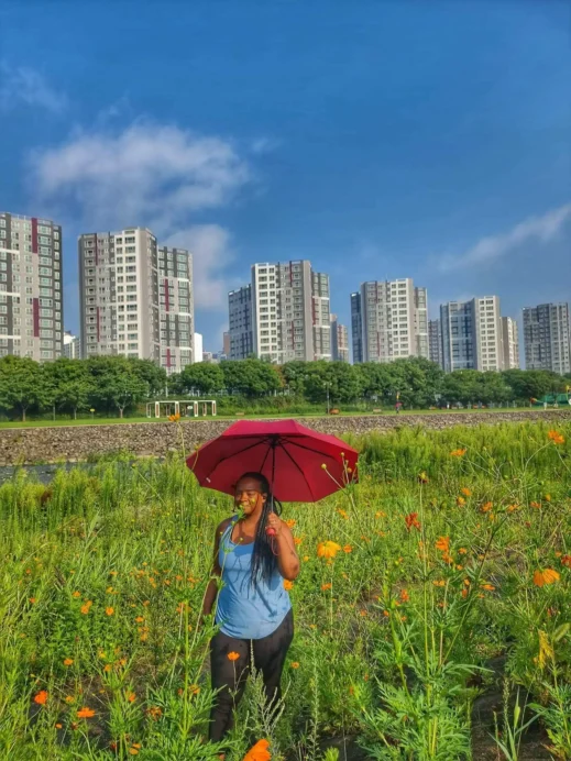 Suseong-lake-red-umbrella