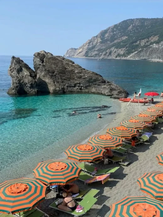 monterosso-al-mare-beach-umbrellas-cinque-terre-italy