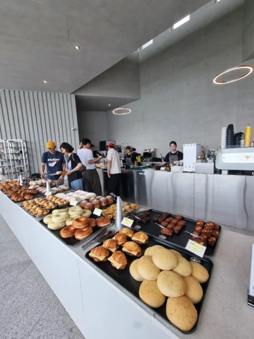 Greetvi Cafe, Ulsan, pastry dispays