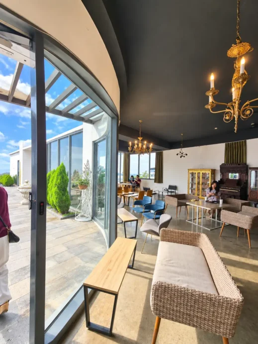 Hey Mer, sofa, window, chandelier