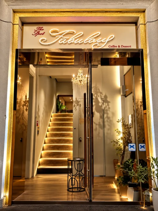 The Spot Fabulous, Myeondong, Seoul, gold entrance