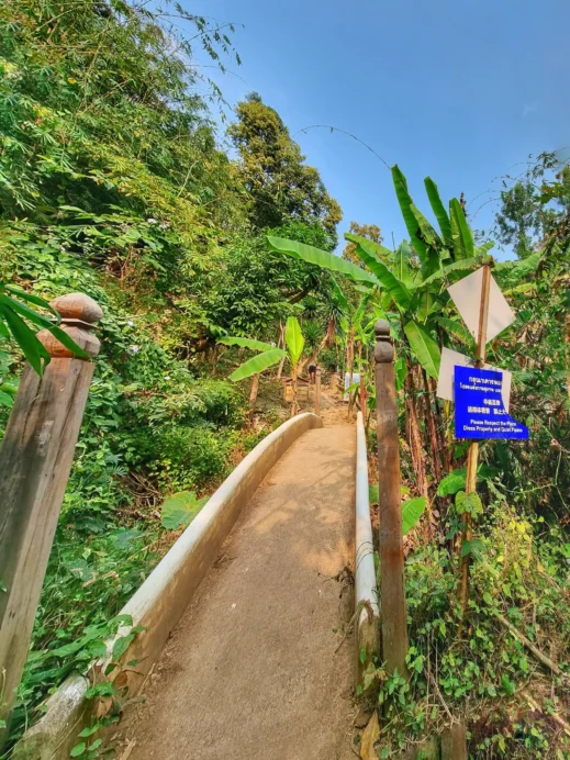 Wat Pha Lat, entrance bridge