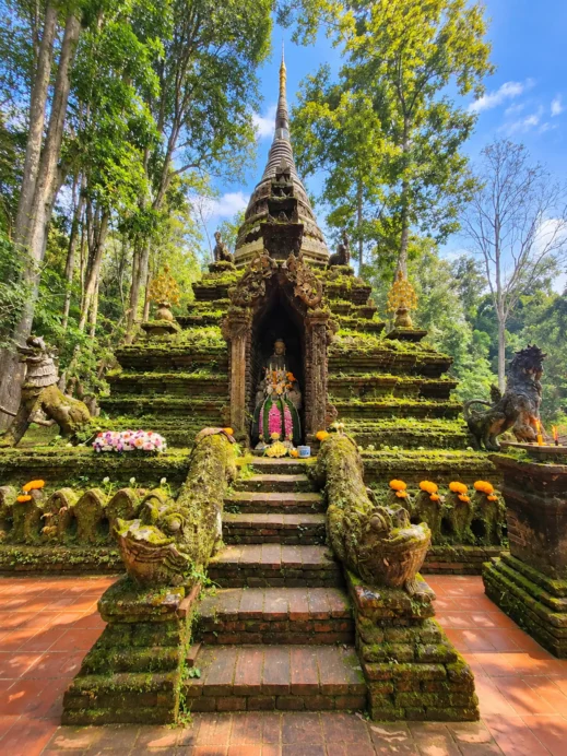 Wat Pha Lat, grassy stupa