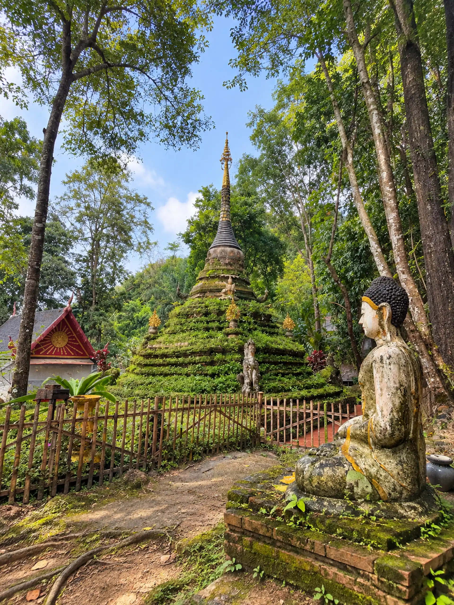 Wat Pha Lat, grassy stupa, Buddha