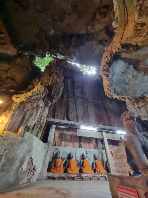 Wat Tham Chiang Dao, Chiang Dao Cave monks