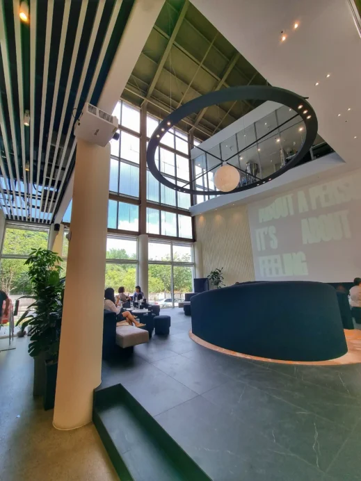 Cafe Pace Popo, Atrium sofa