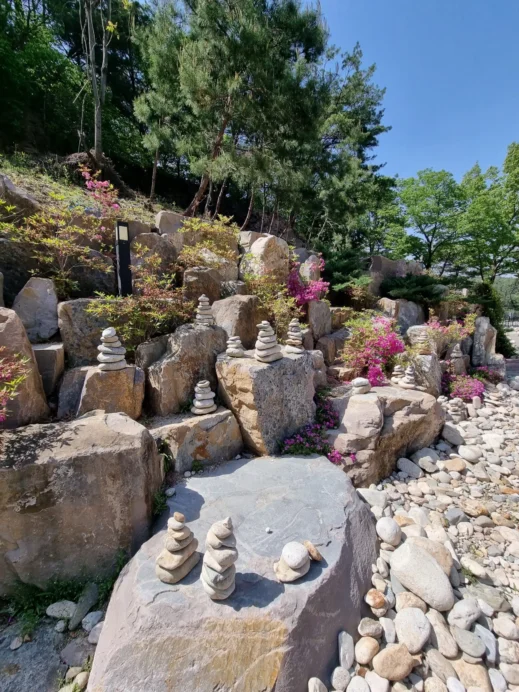 Geochand Udusan Suspension Bridge rocks