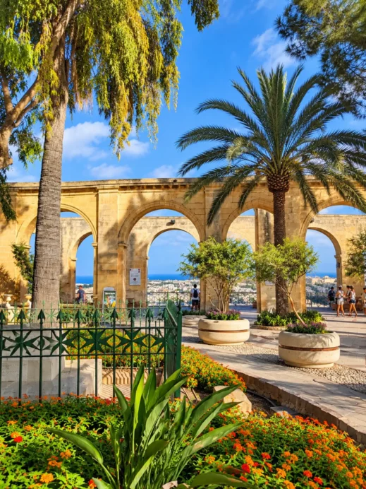 Malta, Upper Barrakka Hardens, colonade