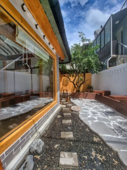 Minwoljae Cafe, large window, side courtyard