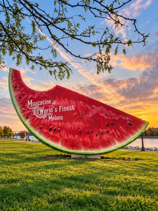 Muscatine, watermelon statue