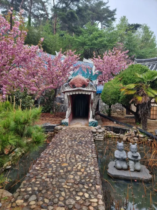 Pohang, Chilpodaewonsa Temple, statues