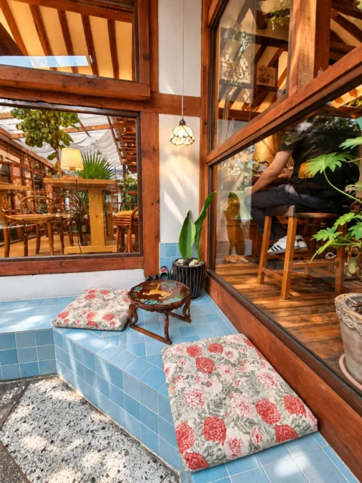 Romance Papa, hanok, cushions, Daegu