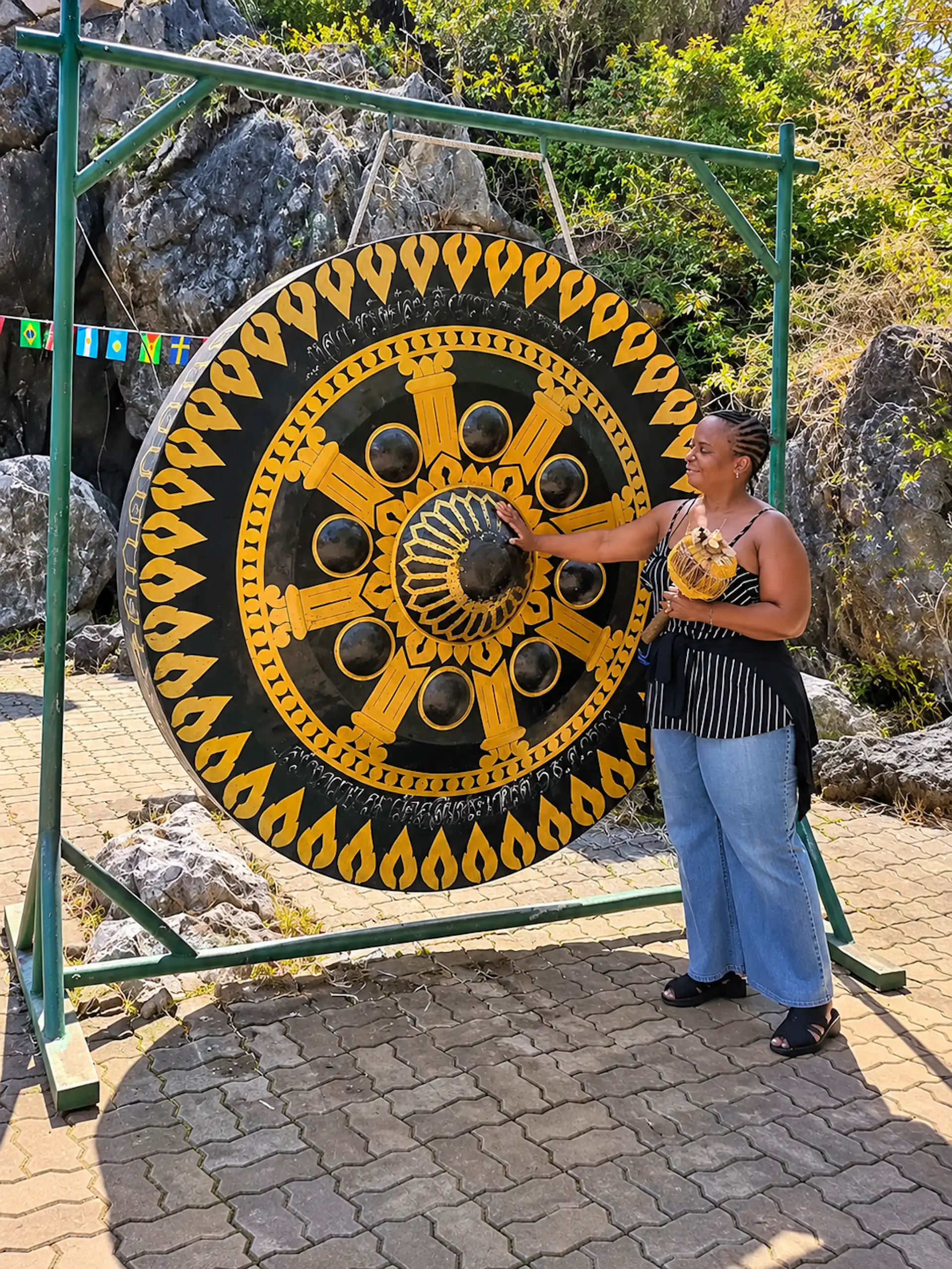 Wat Chalermprakiat, Golden Gong, Stacey